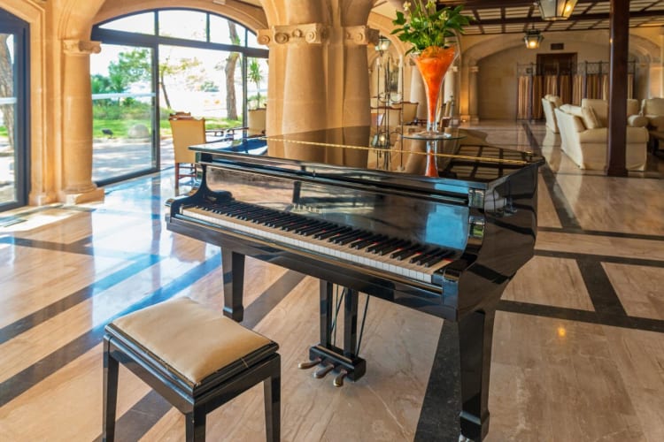 Piano lobby
